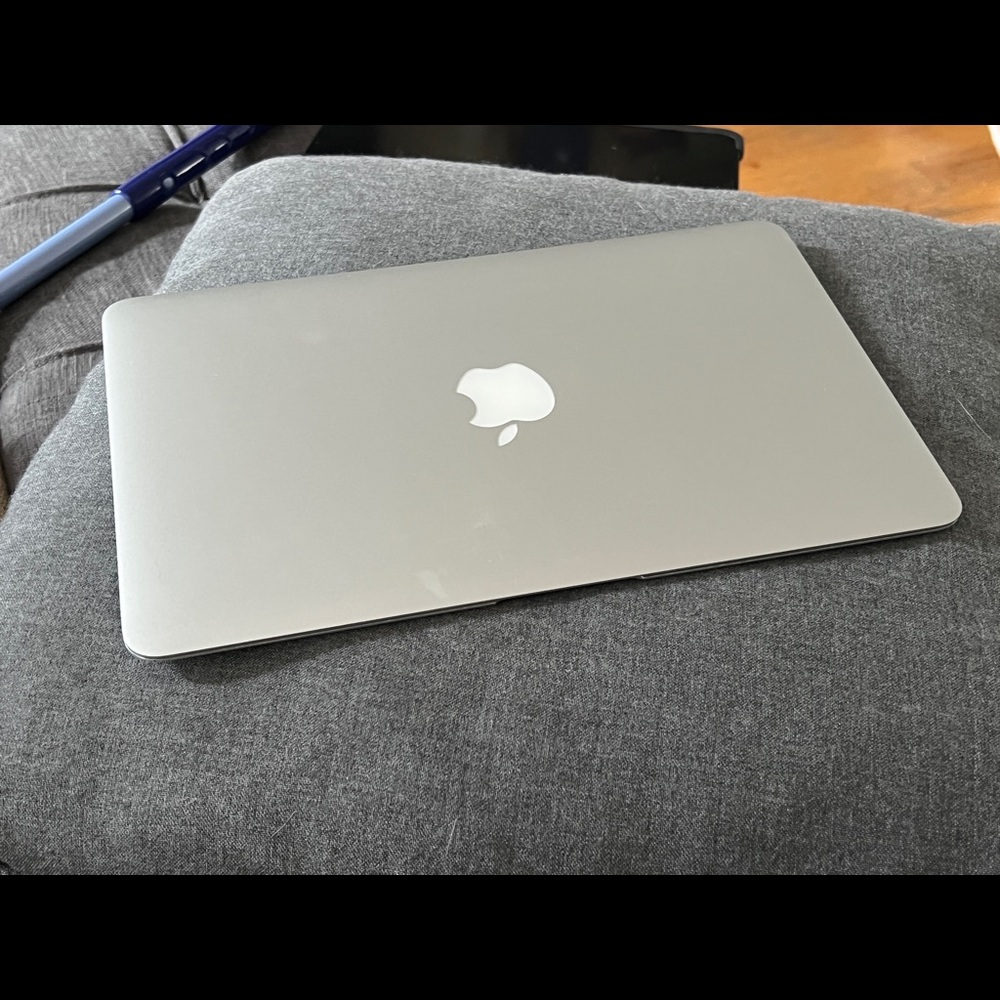 MacBook Air 2015 (i5/4/128/11.6”) + Charger